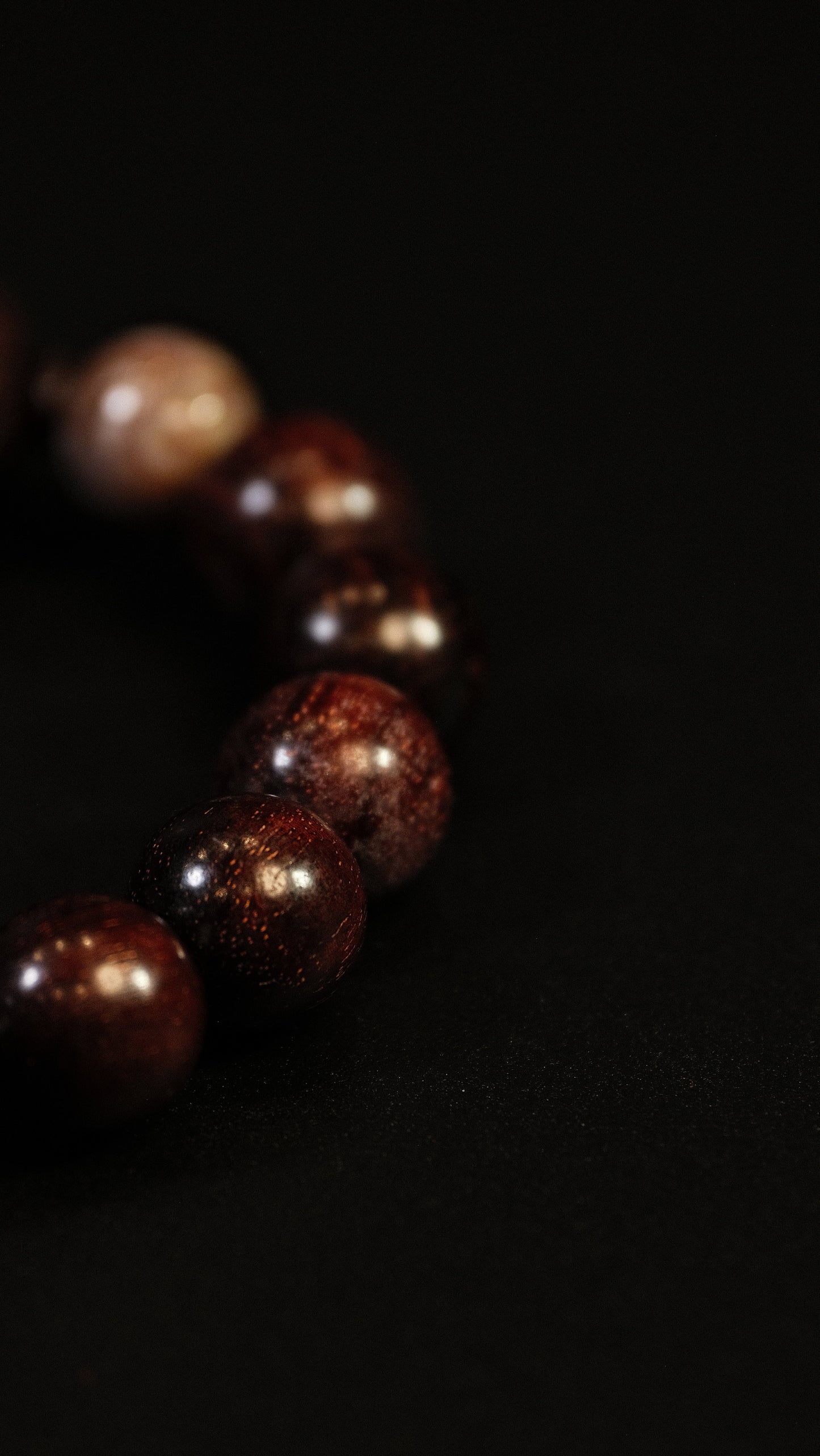 HUSHFOOT Carved Red Sandalwood Bead Bracelet